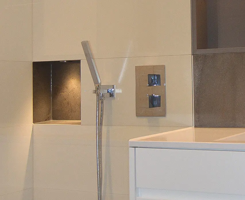 Beleuchtete Nische für Badutensilien in der Dusche