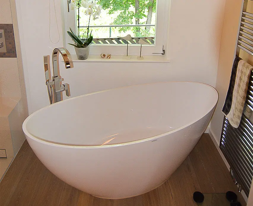 Freistehende Badewanne mit Standarmatur