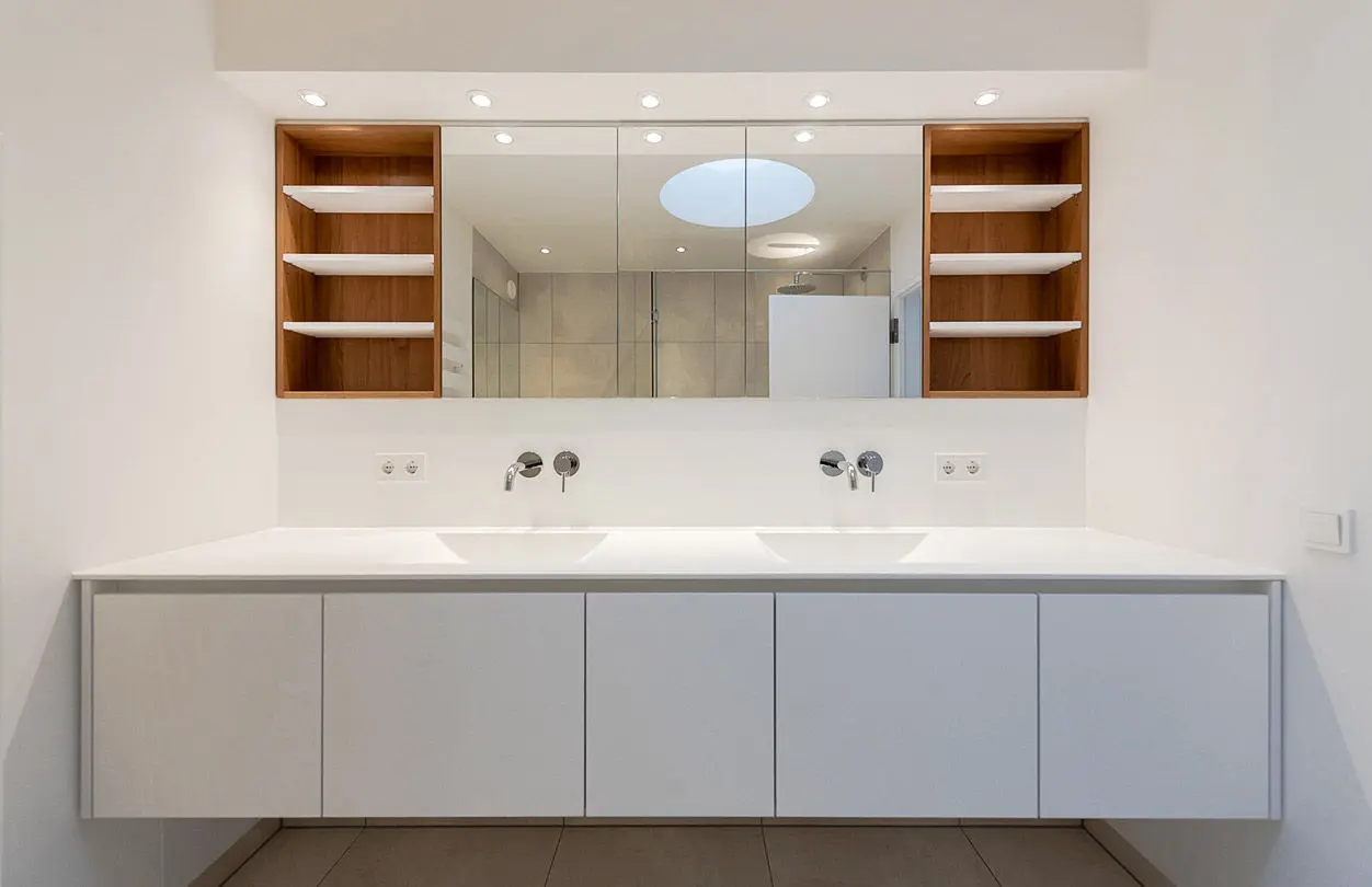 Weißer, großzügiger Waschtisch nach Maß, Badplanung München