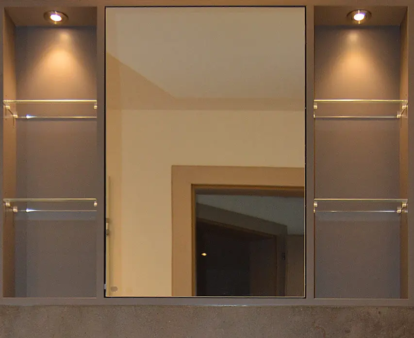 Spiegelschrank mit schönem Glasregal, neues Bad planen München