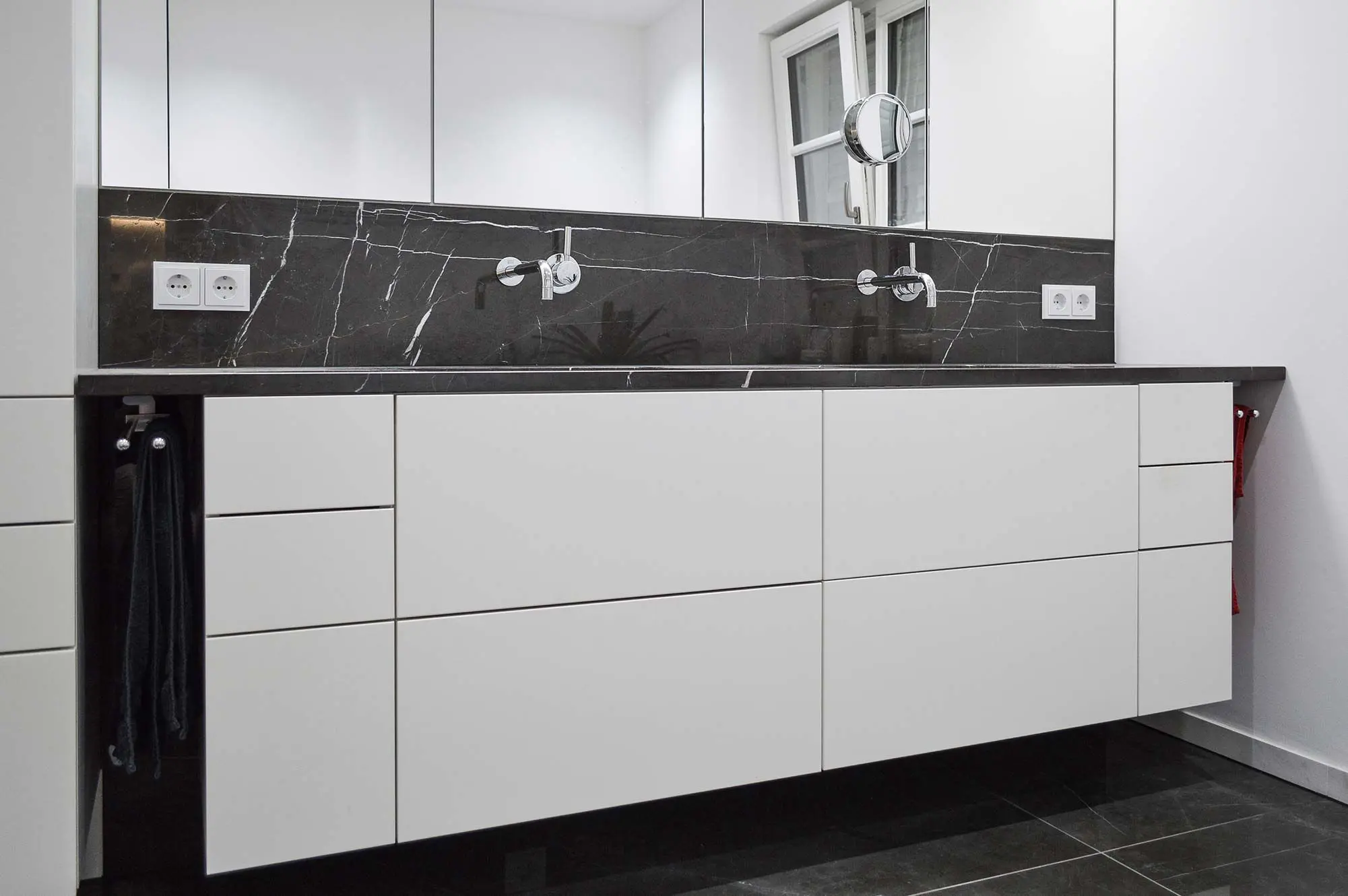 Weißer, großzügiger Waschtisch nach Maß, Badplanung München